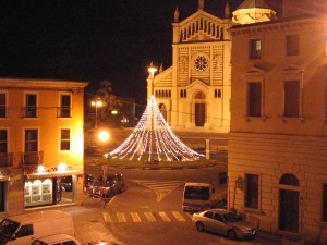 LA FONTANA ILLUMINATA PER IL NATALE 2004 E IL DUOMO SULLO SFONDO