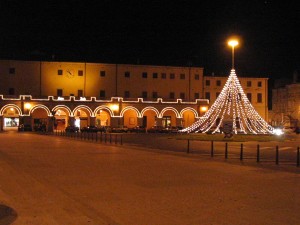 LA FONTANA E I PORTICI ILLUMINATI A FESTA