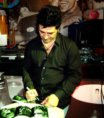 TERRY ILOUS sign La Famiglia booklet