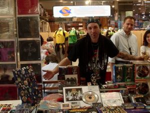 FRANK AD UNA MOSTRA ...CON I SUOI TESORI DI MEMORABILIA DEI KISS