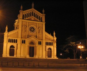 IL FASCINO NOTTURNO DEL DUOMO DI LONIGO