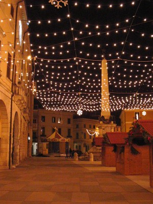 LUMINARIE  IN PIAZZA GARIBALDI CON IL MONUMENTO AI CADUTI SULLO SFONDO