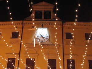 OROLOGIO POSTO NEL PALAZZO DEL POPOLO IN PIAZZA GARIBALDI