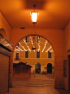 VISTA DELLA PIAZZA GARIBALDI DA SOTTO I PORTICI