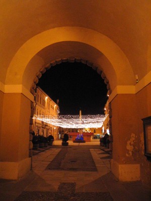 VISTA DELLA PIAZZA GARIBALDI DA SOTTO L ARCO DI PALAZZO PISANI