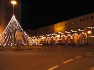 LA FONTANA CENTRALE E I PORTICI ILLUMINATI