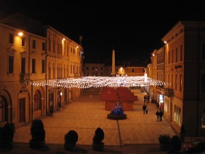 VISIONE DELLA PIAZZA GARIBALDI DA SOPRA LA SCALINATA DEL PALAZZO PISANI